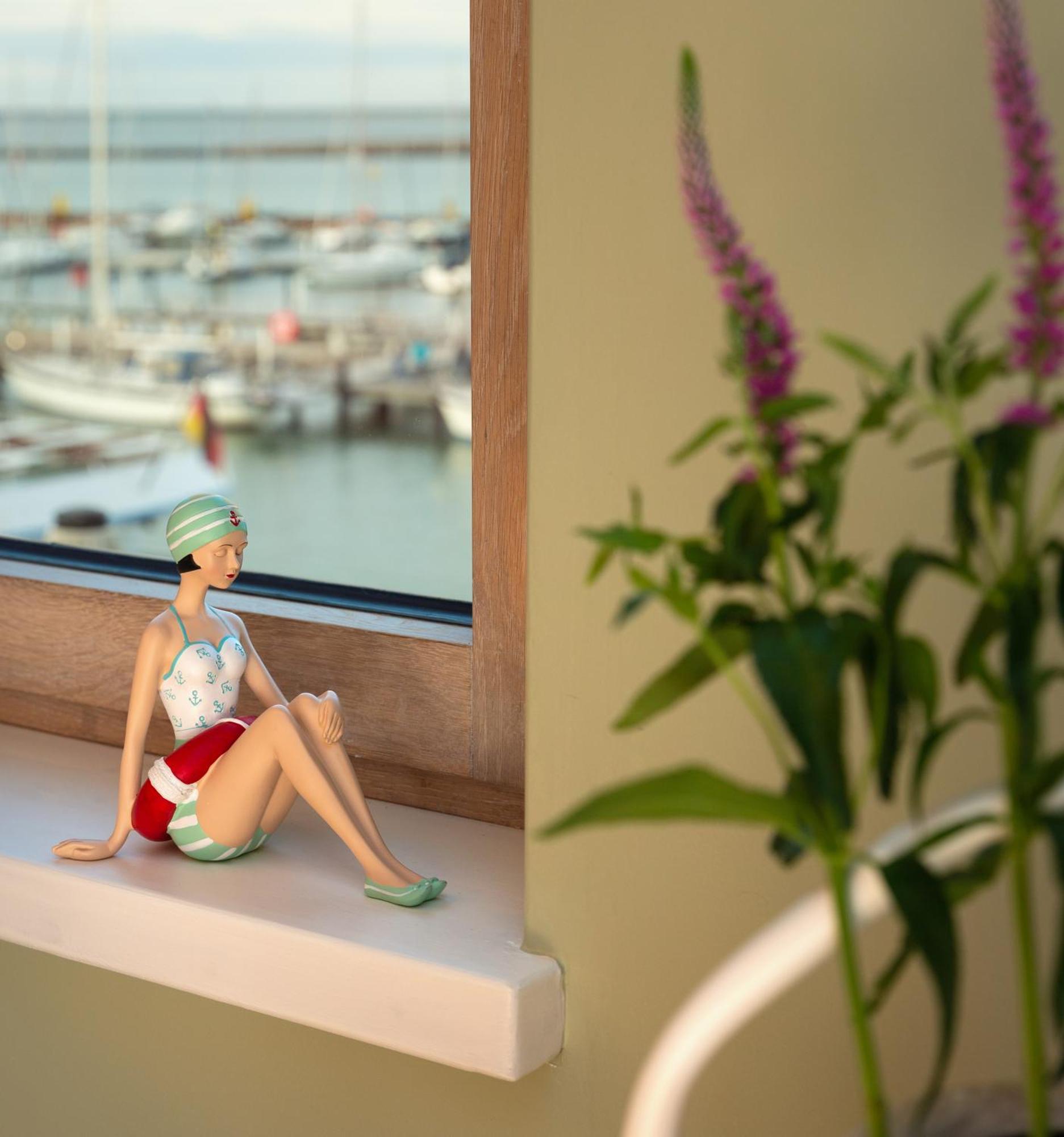 Kapitaenshaus In Wasserlage! Traumapartments Warnemuende 罗斯托克 外观 照片